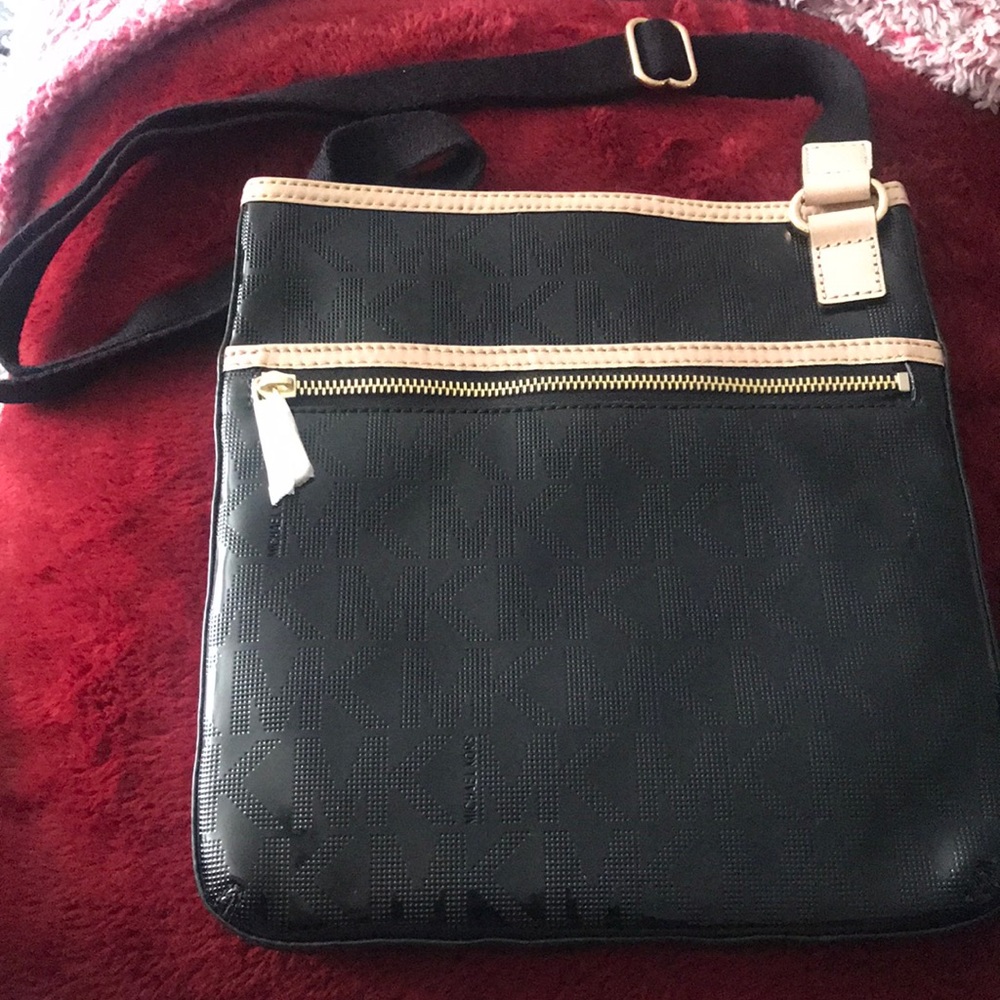 (NWT)🎈1 hour sale🎈l Michael Kors Black Mirror Metallic Crossbody